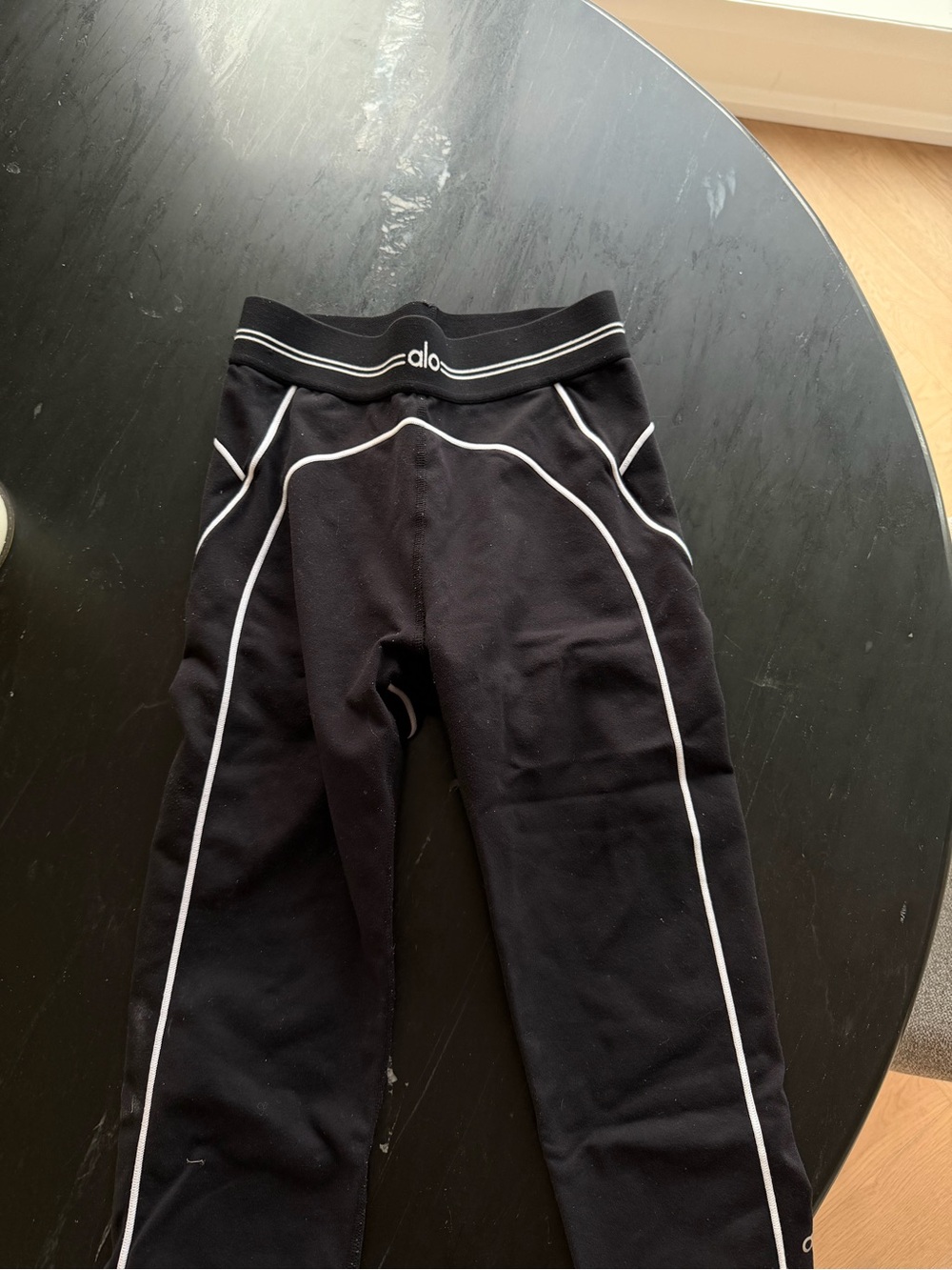 ALO Yoga Black Leggings - Picture 2 of 4
